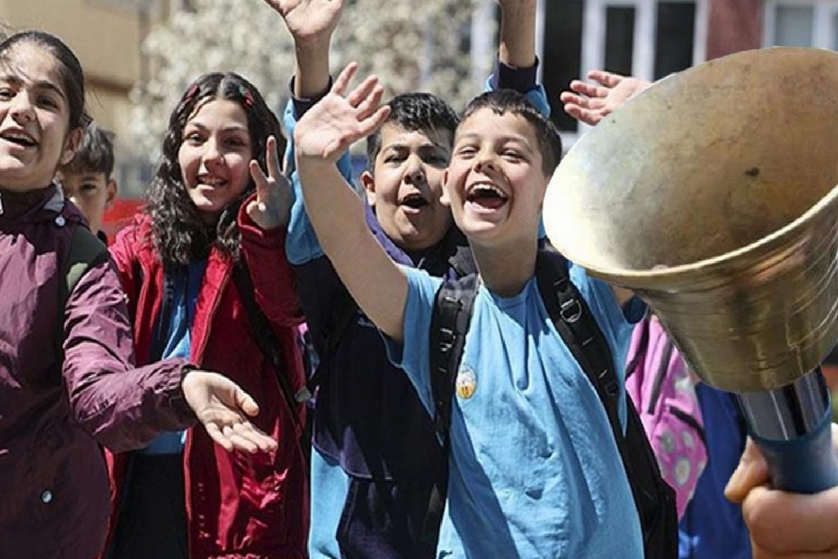 yusuf-tekin-sinyali-verdi-ara-tatiller-kaldiriliyor-yaz-tatili-uzuyor-Gg7ePtXE.jpg